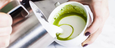 Matcha latte i kopp
