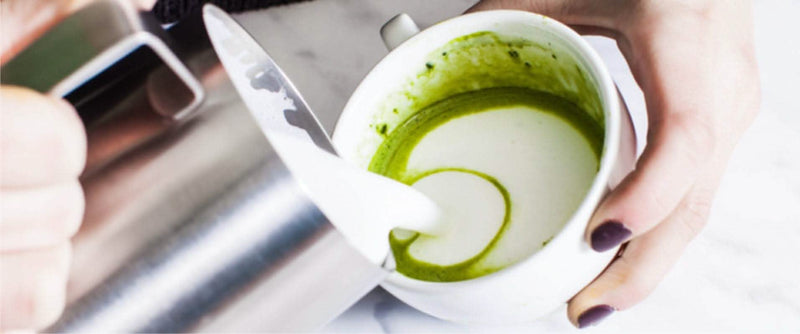 Matcha latte i kopp